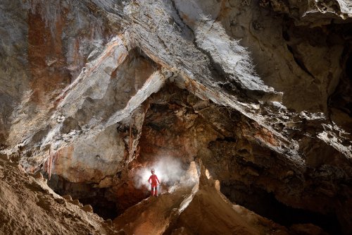 Grotte du Sud de l'Arizona (USA) - Spéléo dans salle avec plafond "triangulaire"(SP-20-0247)